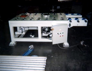 鋼板送出し装置の写真